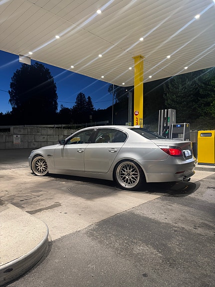 BMW 530i 2 of 16