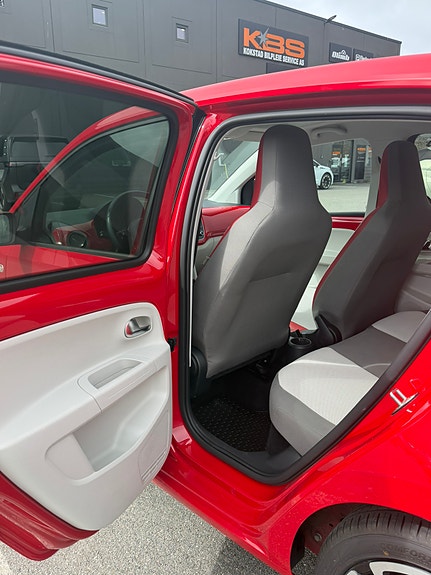 Volkswagen UP! 9 of 12