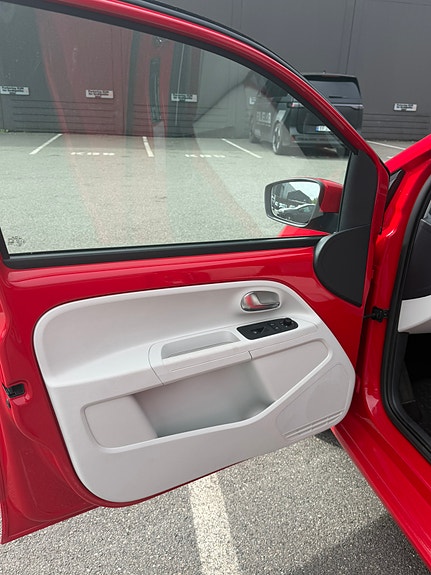 Volkswagen UP! 7 of 12