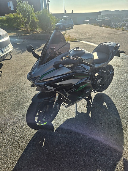 Kawasaki Ninja H2 SX 6 of 15