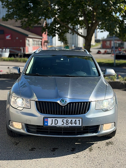 Skoda Superb 2 of 9