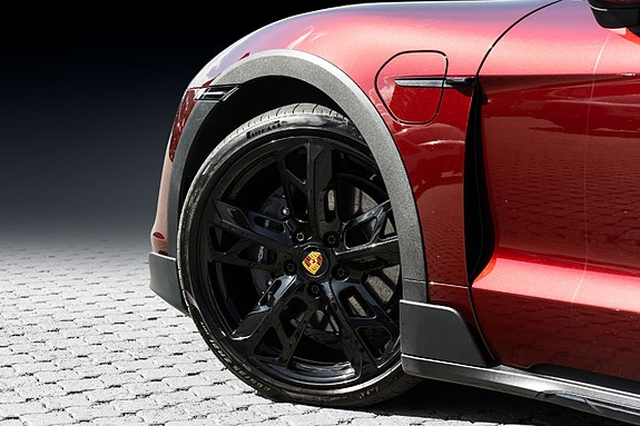 Porsche Taycan Cross Turismo 11 of 30