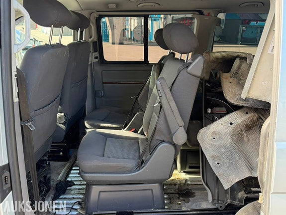 Volkswagen Multivan 13 of 19