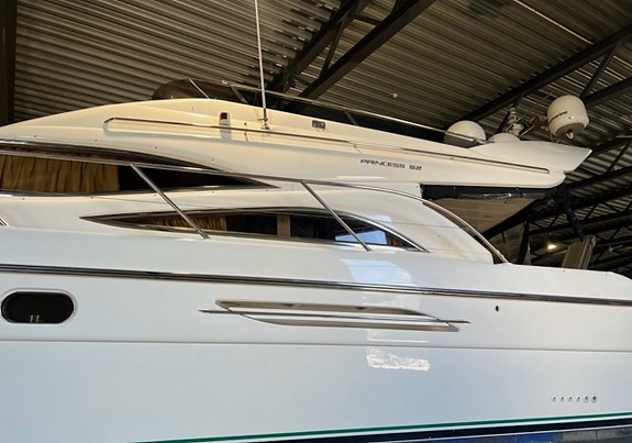 Betydelig oppgradert P52, Meget attraktiv versjon med 3 kabiner og crew cabin ! 18 of 30