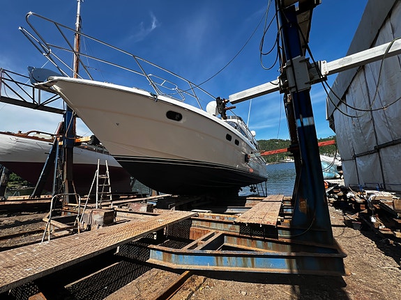 Betydelig oppgradert P52, Meget attraktiv versjon med 3 kabiner og crew cabin ! 27 of 30