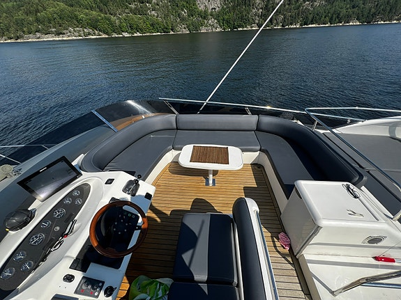 Betydelig oppgradert P52, Meget attraktiv versjon med 3 kabiner og crew cabin ! 11 of 30