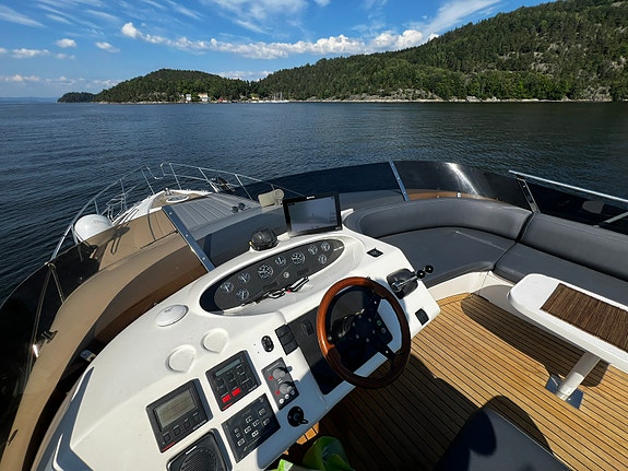 Betydelig oppgradert P52, Meget attraktiv versjon med 3 kabiner og crew cabin ! 15 of 30