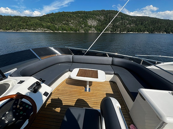 Betydelig oppgradert P52, Meget attraktiv versjon med 3 kabiner og crew cabin ! 14 of 30