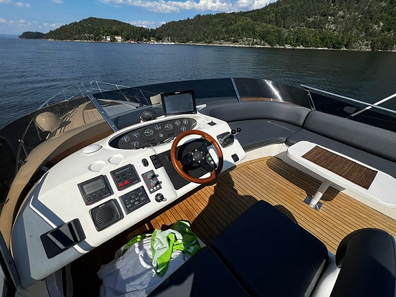 Betydelig oppgradert P52, Meget attraktiv versjon med 3 kabiner og crew cabin ! 10 of 30