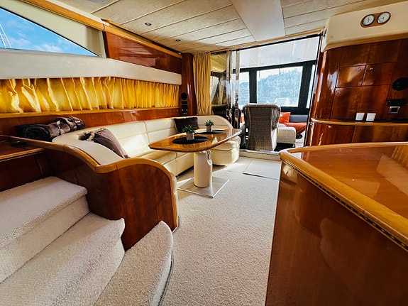 Betydelig oppgradert P52, Meget attraktiv versjon med 3 kabiner og crew cabin ! 24 of 30