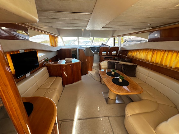 Betydelig oppgradert P52, Meget attraktiv versjon med 3 kabiner og crew cabin ! 21 of 30