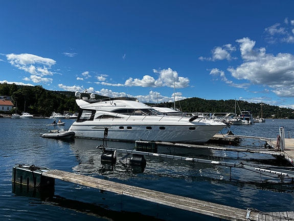 Betydelig oppgradert P52, Meget attraktiv versjon med 3 kabiner og crew cabin ! 3 of 30