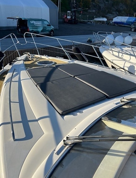 Betydelig oppgradert P52, Meget attraktiv versjon med 3 kabiner og crew cabin ! 17 of 30