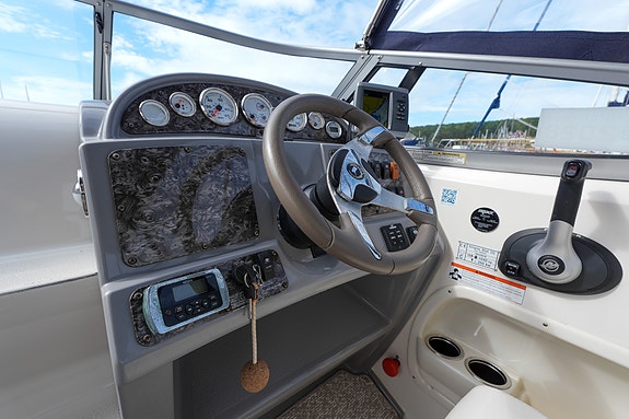 Stingray 250 CS m/ 260 hk Mercruiser MPI V8. Ankervinsj. Baugprop. Lagring inkl! 23 of 30