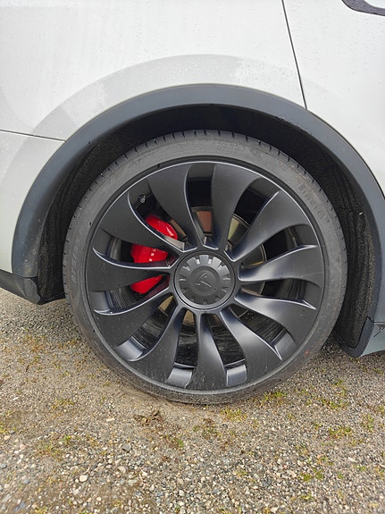 Tesla Model Y 10 of 19