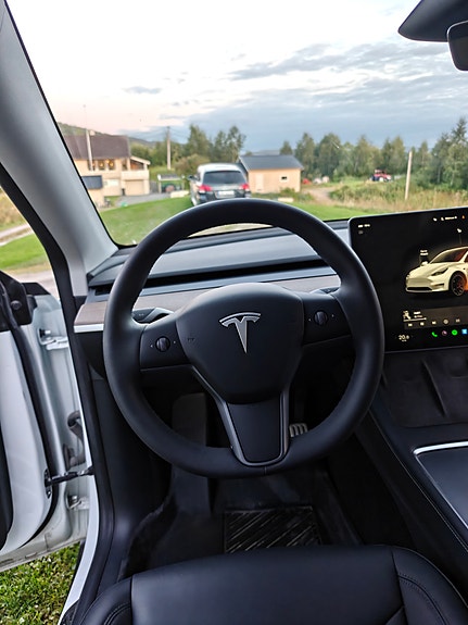 Tesla Model Y 14 of 19