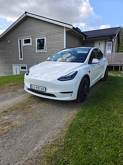 Tesla Model Y 2 of 19