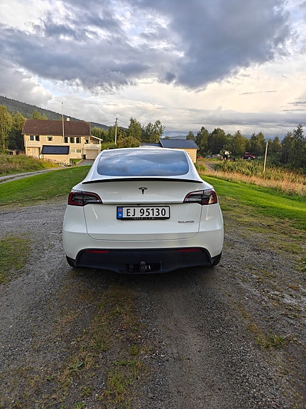 Tesla Model Y 8 of 19