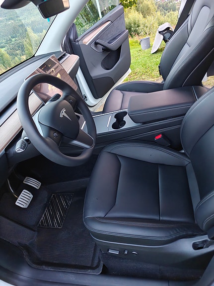 Tesla Model Y 12 of 19