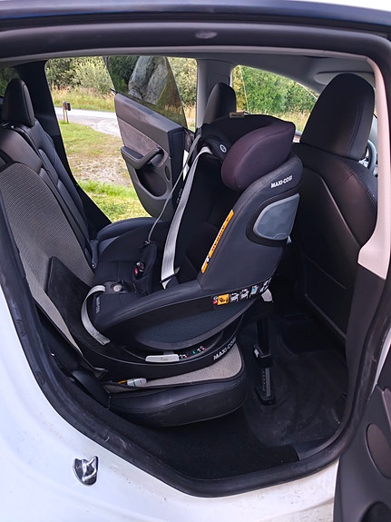 Tesla Model Y 18 of 19