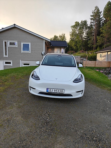 Tesla Model Y 7 of 19