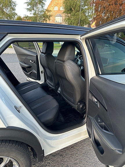 Peugeot e-2008 18 of 27