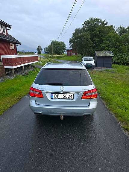 Mercedes-Benz E250 3 of 21