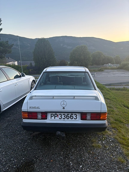 Mercedes-Benz 190 E 2 of 13