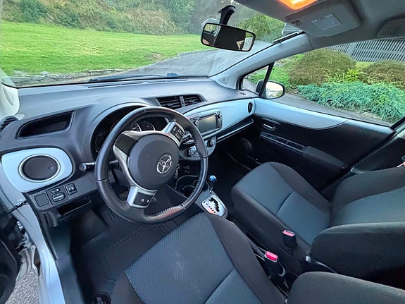 Toyota Yaris 13 of 17