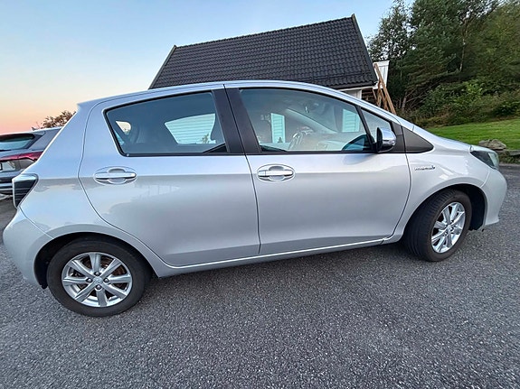 Toyota Yaris 6 of 17