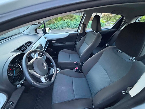 Toyota Yaris 11 of 17