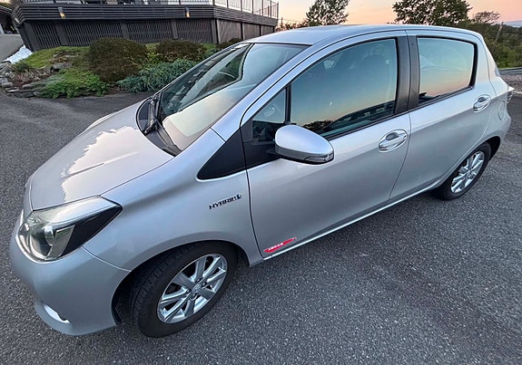 Toyota Yaris 3 of 17