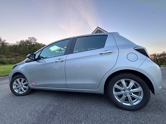 Toyota Yaris 5 of 17