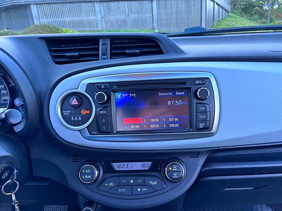 Toyota Yaris 15 of 17