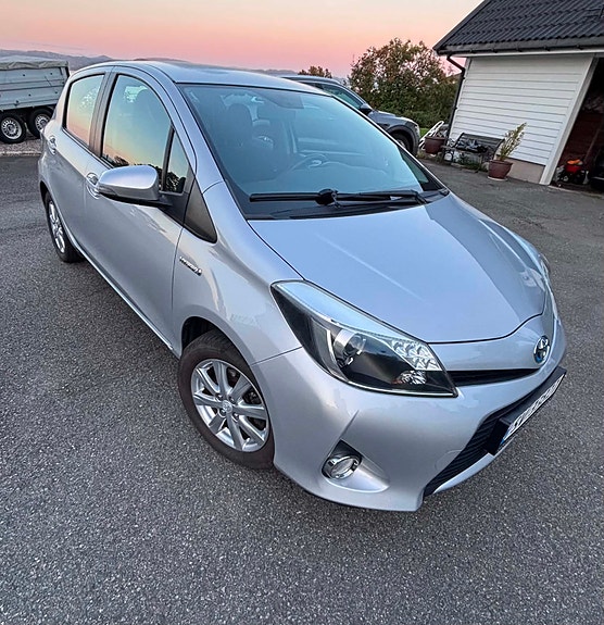 Toyota Yaris 2 of 17