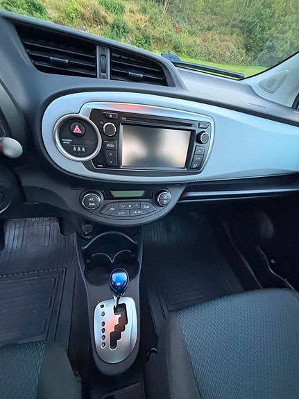 Toyota Yaris 9 of 17