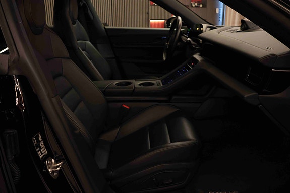 Porsche Taycan Cross Turismo 10 of 30