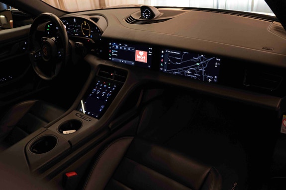 Porsche Taycan Cross Turismo 11 of 30
