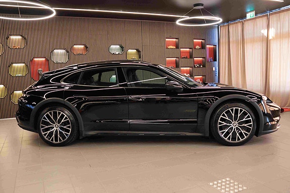 Porsche Taycan Cross Turismo 9 of 30