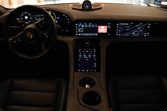 Porsche Taycan Cross Turismo 15 of 30