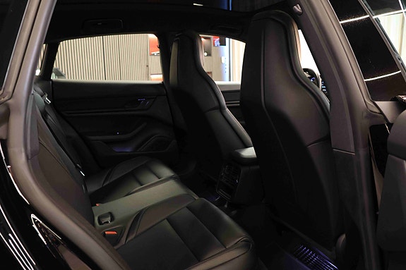 Porsche Taycan Cross Turismo 13 of 30