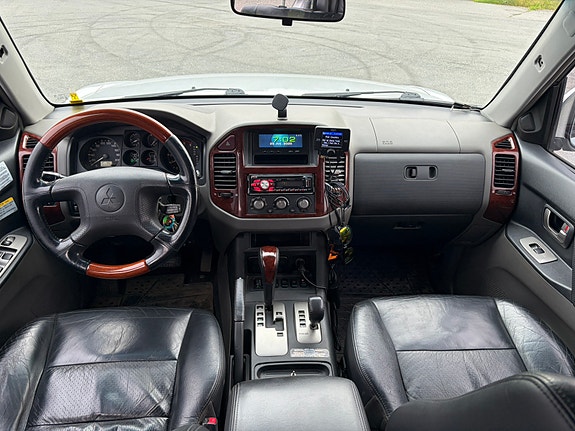 Mitsubishi Pajero 11 of 24