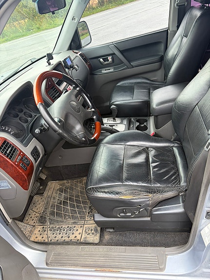 Mitsubishi Pajero 12 of 24