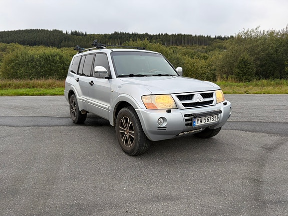 Mitsubishi Pajero 2 of 24