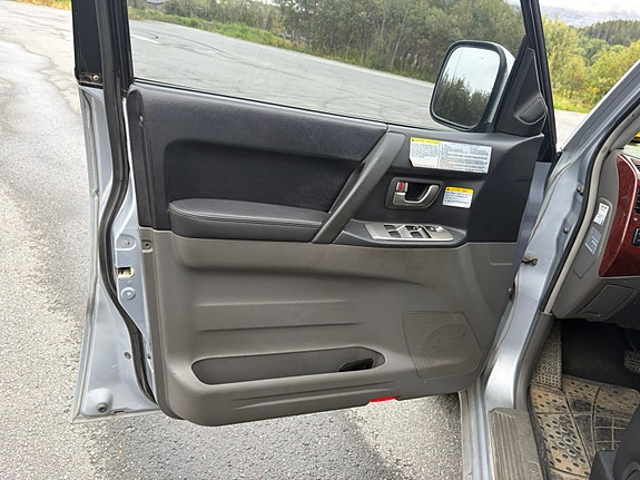 Mitsubishi Pajero 13 of 24