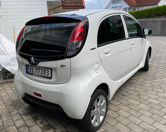 Peugeot iOn 2 of 5