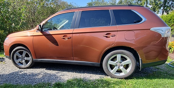 Mitsubishi Outlander 2 of 6