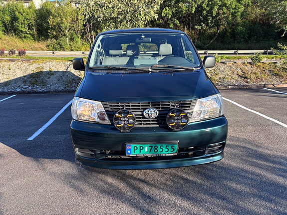 Toyota HiAce 4 of 26