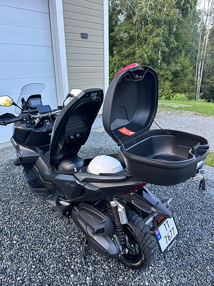 Honda ADV 350 8 of 20