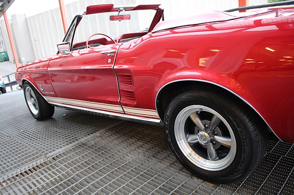 Ford Mustang 18 of 30